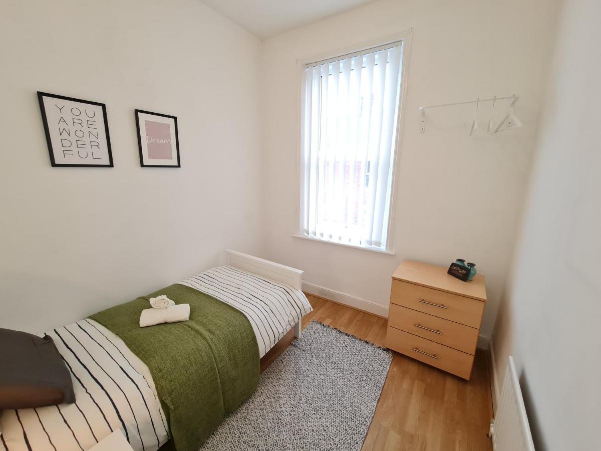 Апартаменты Large 3 Bed Flat, Free Parking Ньюкасл-апон-Тайн Экстерьер фото